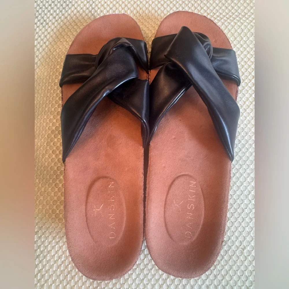 Danskin Size 10 cork slip on sandal “faith“ in black, vegan leather. NWOT